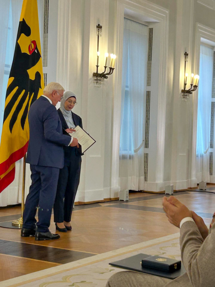 fb-img-1764966646636-1_13861_1800_1764968327.jpg Projektmitarbeiterin Du'A Zeitun mit Bundesverdienstkreuz ausgezeichnet 